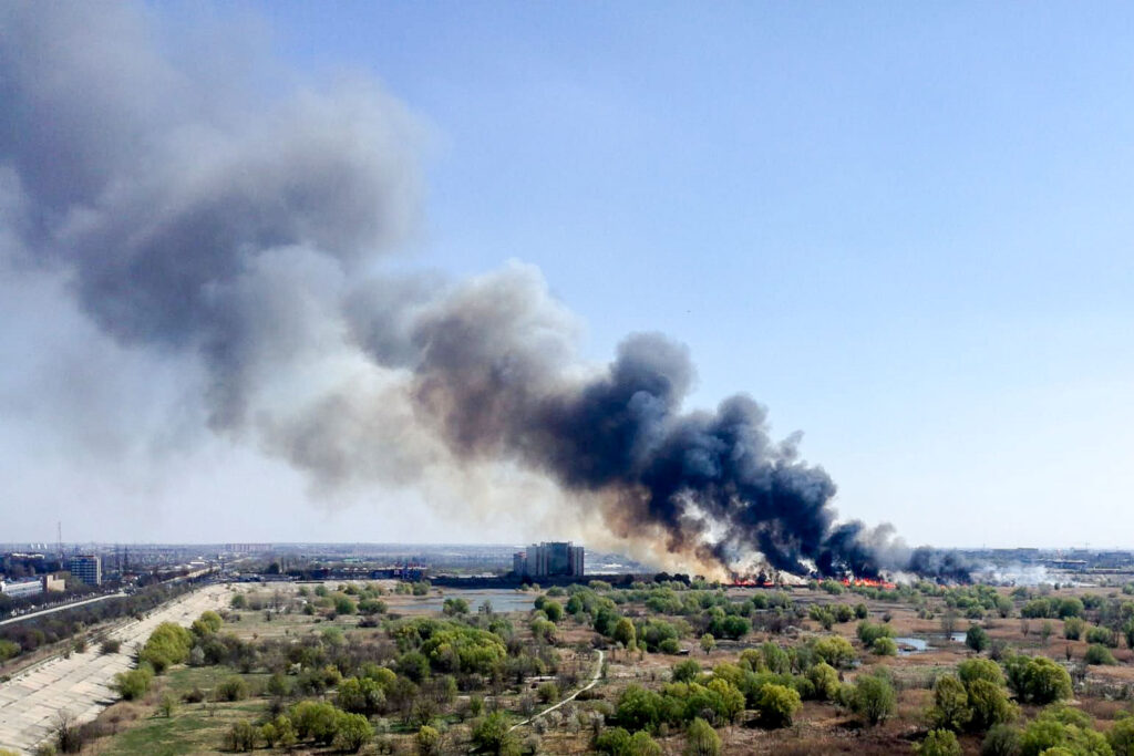 Breaking News! Incendiu de proporții în Bucureşti. Flăcările din Delta Văcăreşti, pericol pentru populaţie. Polițiștii dirijează traficul în zonă. UPDATE