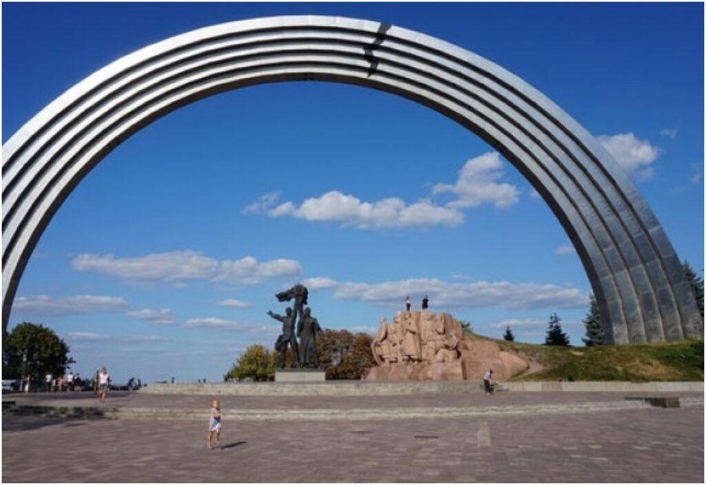Un monument care simboliza prietenia dintre Rusia și Ucraina a fost distrus