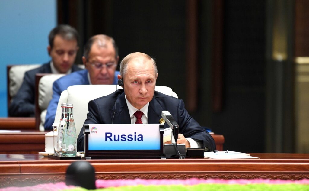 Vladimir Putin duce rușii la dezalcoolizare forțată. Magazinele rusești au rămas fără whisky și coniac