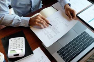Cseke Atilla vrea liste ale rușinii, deși e ilegal. Gazeta de perete comunistă se întoarce