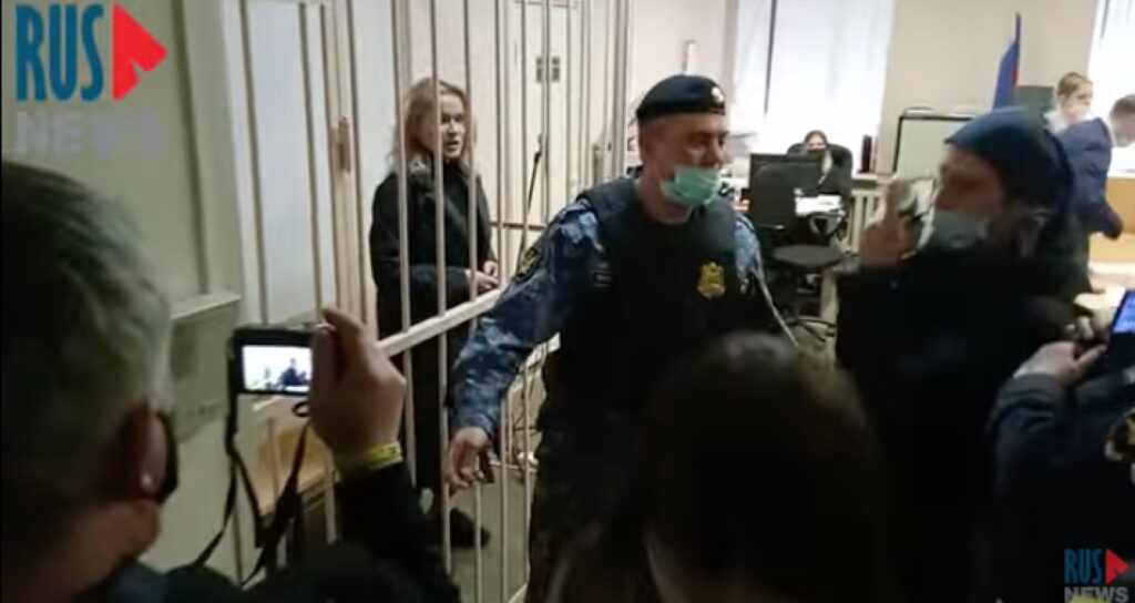 Jurnalistă din Rusia, plasată în arest în izolator. Relatările ei din Mariupol „nu corespund realității”, acuză Moscova