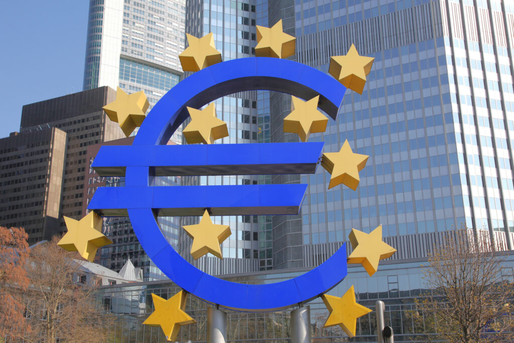Băncile din zona euro trec printr-o perioadă delicată. Oamenii încep să-și retragă banii, de teama unei crize ca cea din 2008