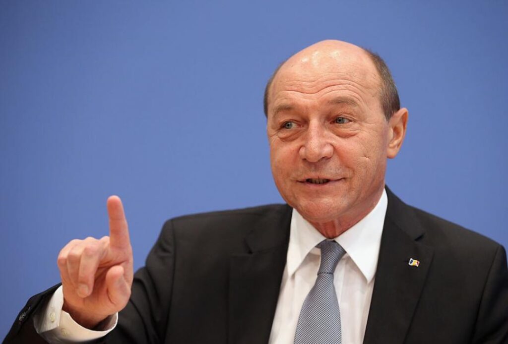 Traian Băsescu, în stare de şoc! Fostul preşedinte, terorizat de un interlop: Familia sa, în pericol