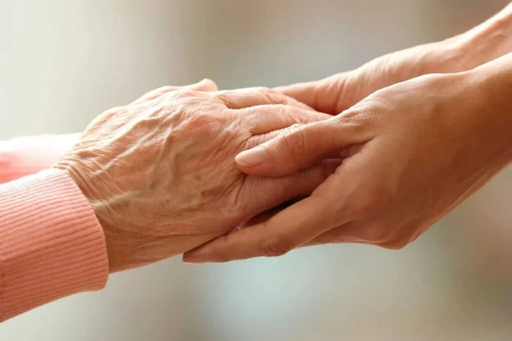 Îngrijitorii vârstnicilor vor beneficia de indemnizația de la stat. Care va fi valoarea acesteia și de când intră în vigoare