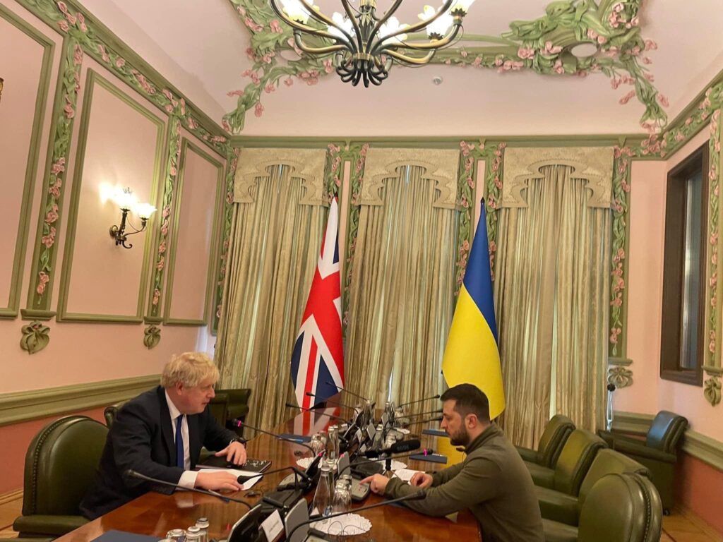 Încă o vizită surpriză la Kiev, în plin război. Discuții la nivel înalt între Boris Johnson și Volodimir Zelenski