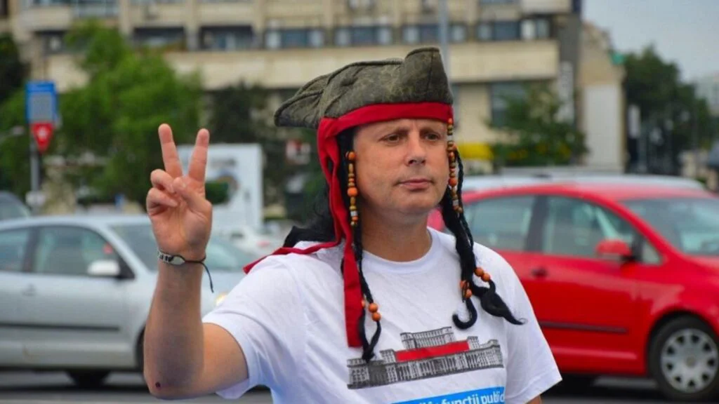 Protestatarul Marian „Ceaușescu” l-a alergat pe deputatul Ioan Mihai Lasca cu un bilet de avion București-Moscova