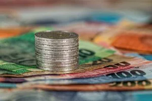 Cursul valutar a crescut brusc. Euro depășește pragul de cinci lei. Ce înseamnă pentru români