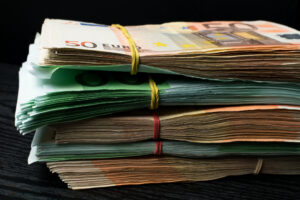 Daune de 100.000 de euro pentru două românce. Decizie istorică în instanță