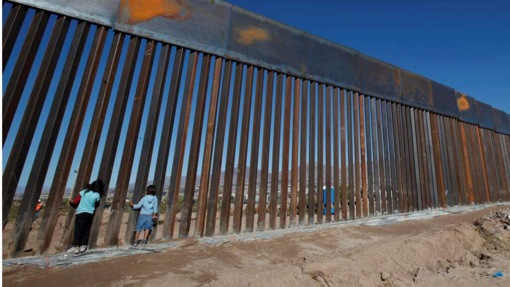 Zidul de frontieră care a stârnit multe comentarii. În ultimii ani a fost distrus de 3.272 de ori