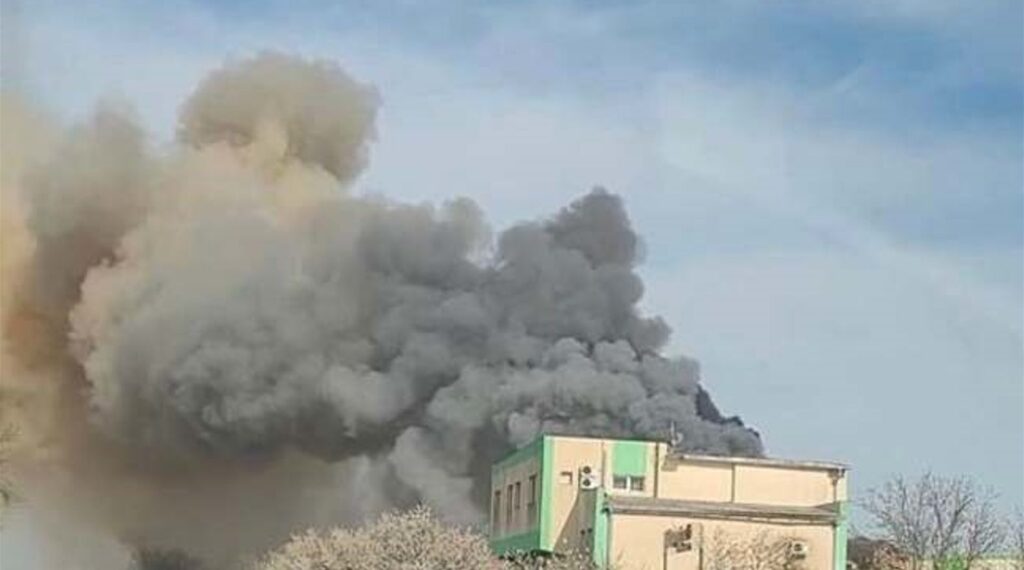 Breaking News! Incendiu de proporții la o fabrică. Pompierii intervin în forţă. Pericol pentru populaţie VIDEO UPDATE