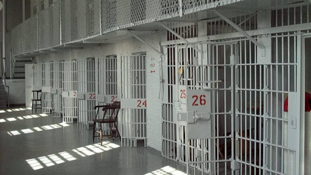 Spectacol cu manele în faţa Penitenciarului Gherla. Ce surprize le-au făcut iubitele deținuților
