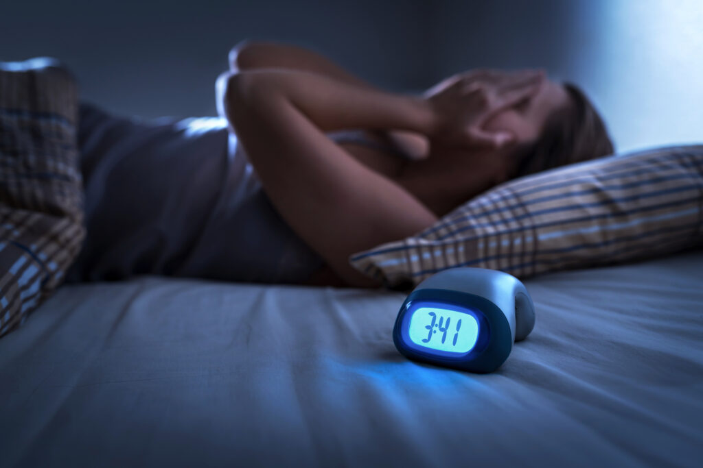 Trezitul în timpul nopții poate avea efecte negative asupra sănătății. Cu ce boli riști să te confrunți