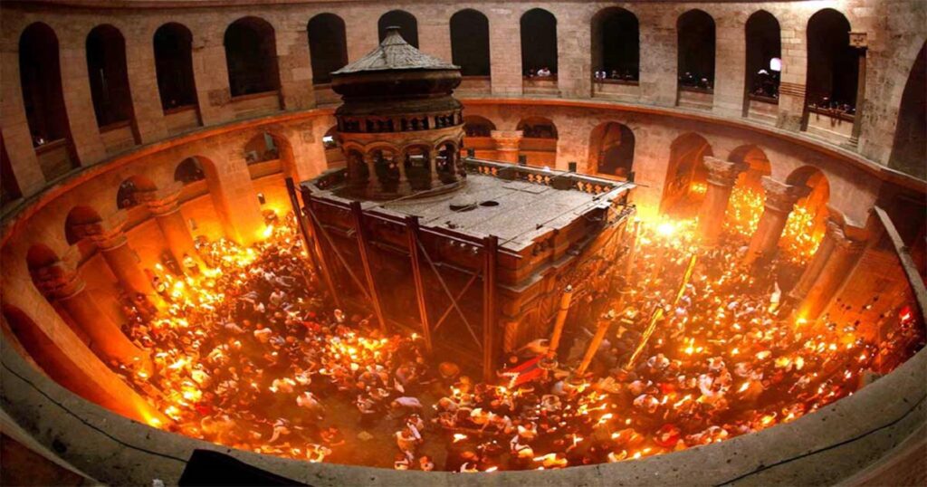 Lumina Sfântă s-a aprins la Biserica Sfântului Mormânt din Ierusalim. Video