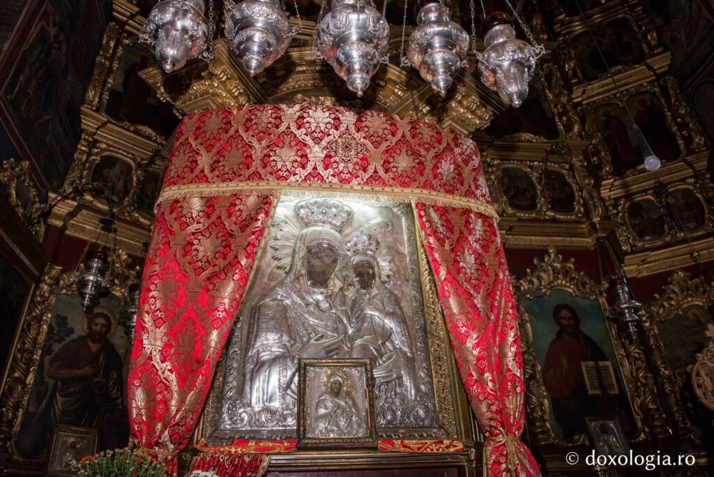 Procesiuni cu icoane făcătoare de minuni de Izvorul Tămăduirii. Ce este absolut interzis să faceți în această zi