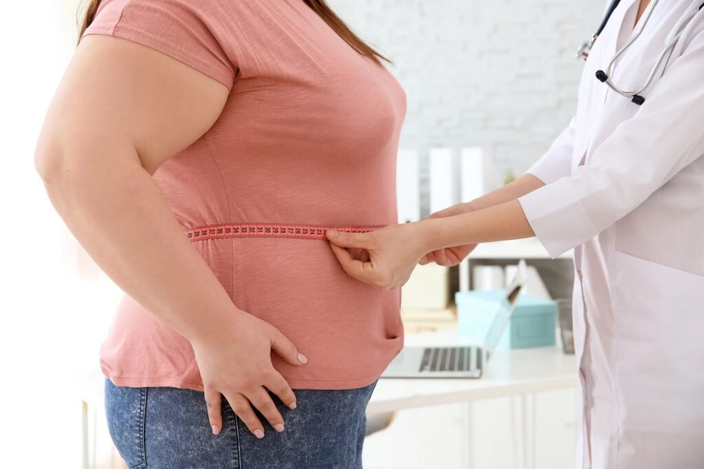 Femeile care se luptă cu obezitatea se pot confrunta mai rapid cu apariția cancerului uterin