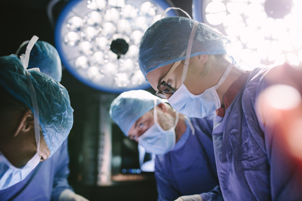 O nouă reușită în medicina din România. Tumoră gigant pelvi-abdominală, extrasă cu succes la o pacientă de 75 de ani