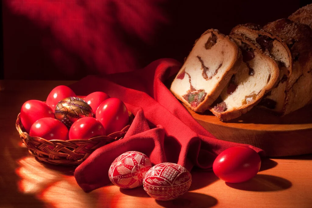 Este interzis să vopsești ouăle de Paști în Vinerea Mare. Ce spun datinile creștine despre acest obicei străbun