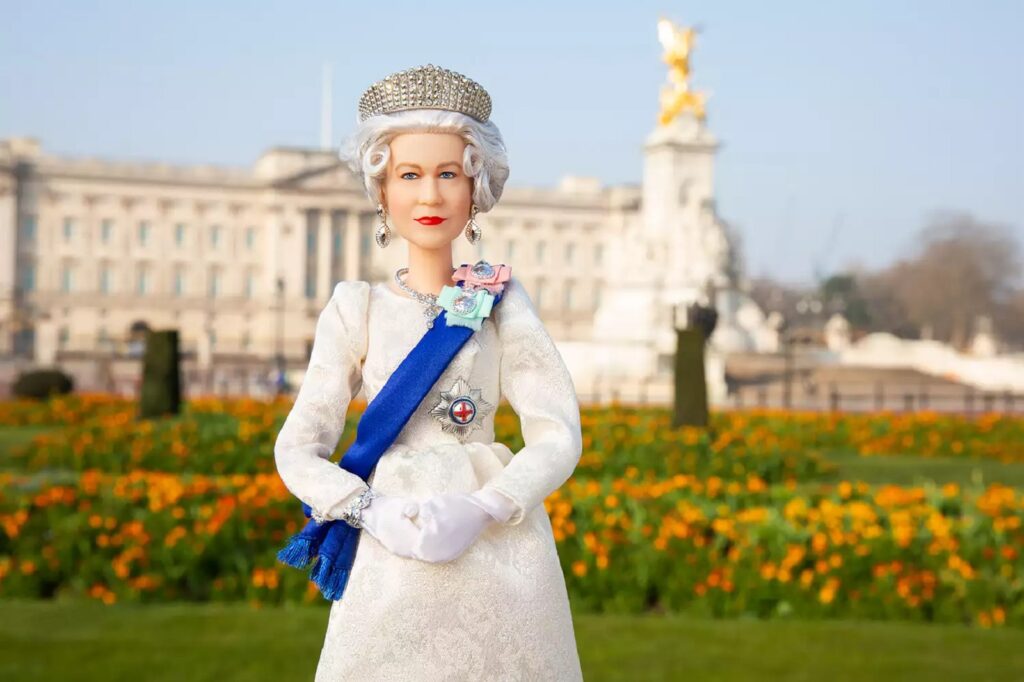 Barbie a lansat o păpușă care o întruchipează pe Regina Elisabeta a II-a chiar de ziua Majestății Sale