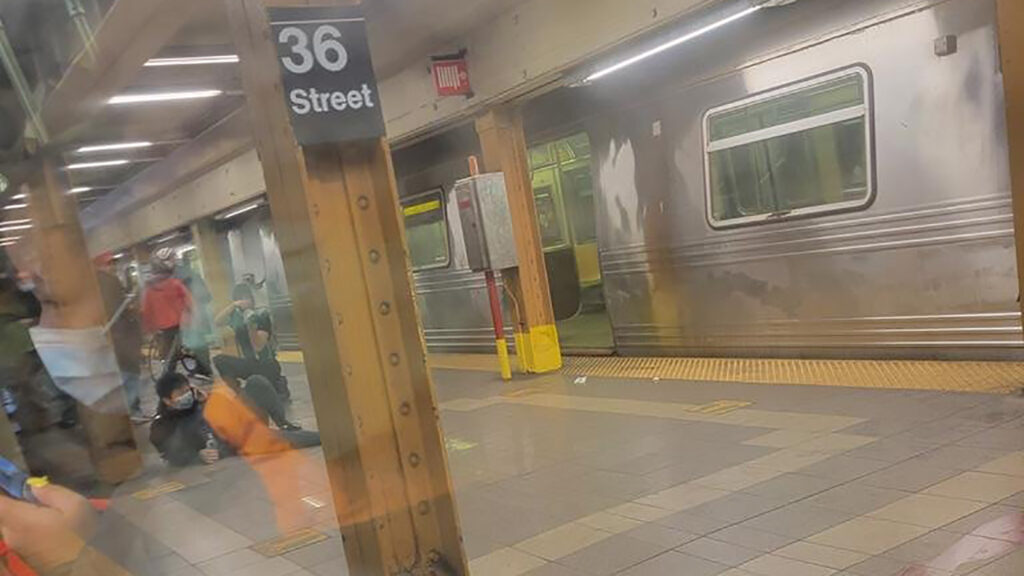 Breaking news! Atac armat la metrou. Mai multe persoane au fost împușcate în New York. UPDATE