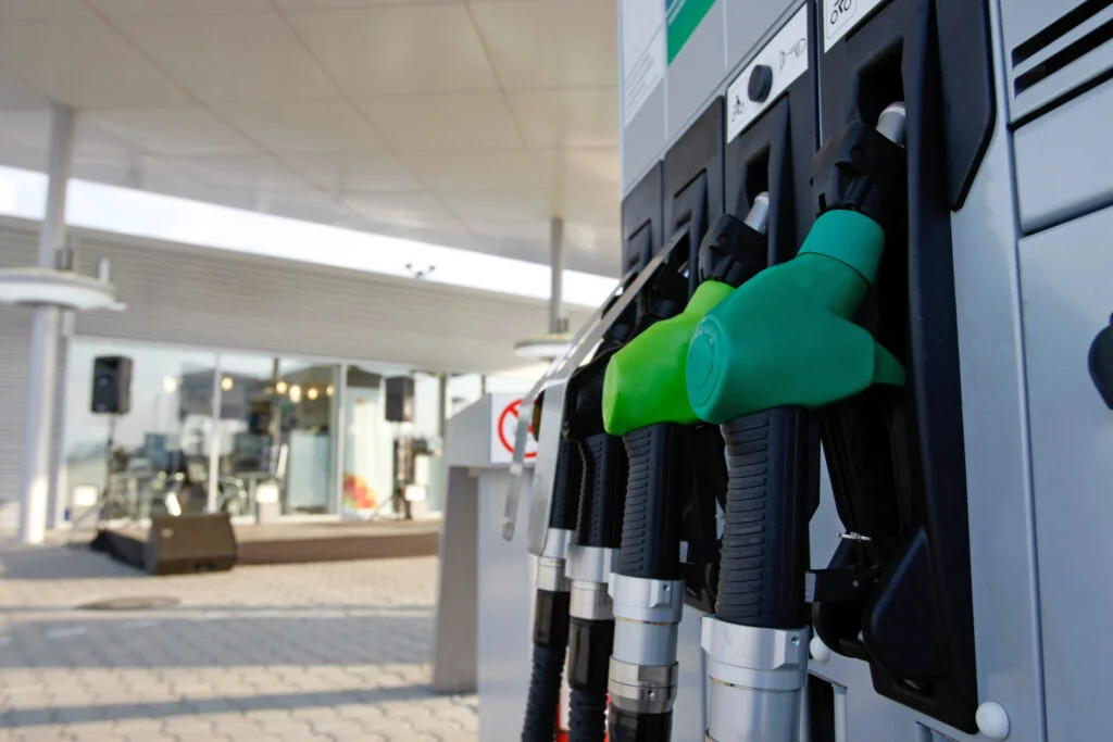 Benzinăriile din Bucureşti au redus cu 50 de bani prețurile la benzină și motorină. Măsura a intrat în vigoare din 1 iulie