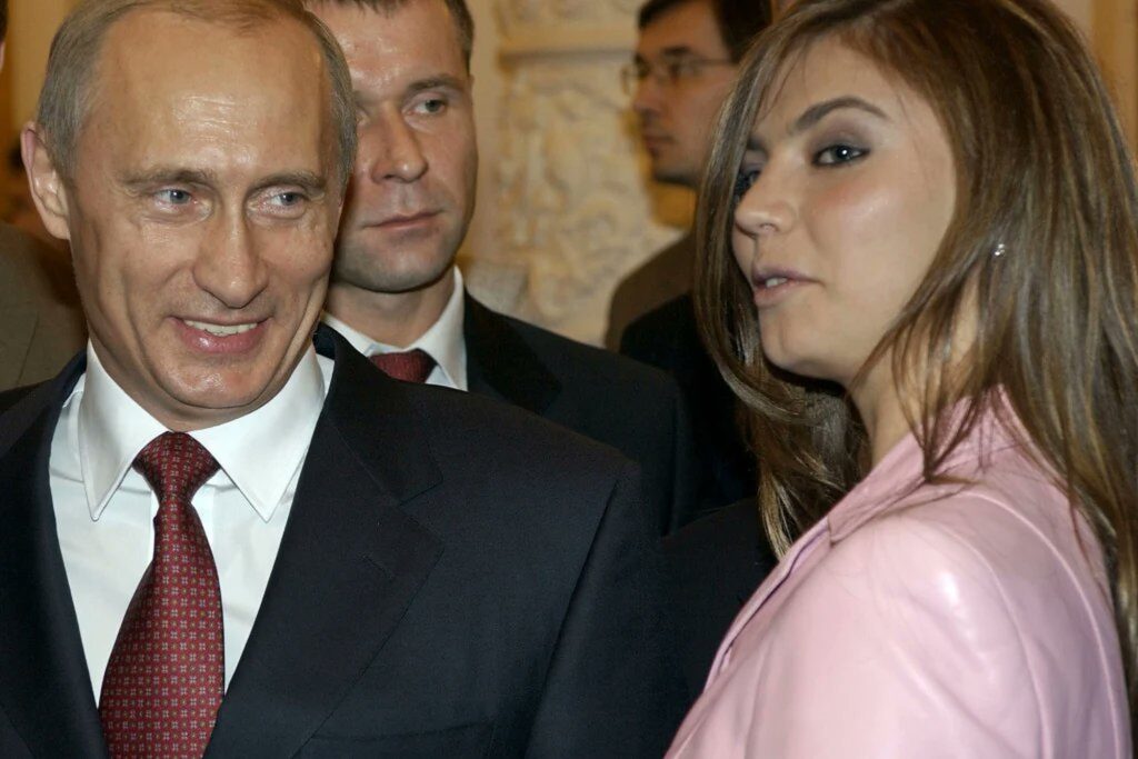 S-a aflat motivul pentru care Vladimir Putin a anulat discursul anual de sărbători. Se retrage în buncăr cu Alina Kabaeva