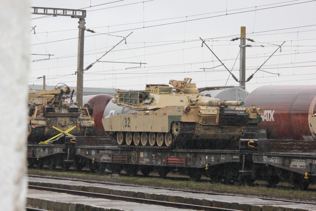 SUA tranzitează sute de tancuri prin România. ”Clopotele războiului”, este mesajul scris pe blindate