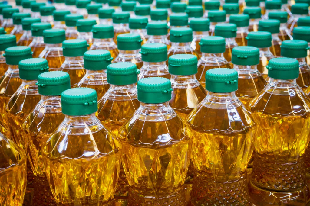 Criză de ulei de floarea-soarelui! Producătorii modifică urgent rețetele celor mai populare produse