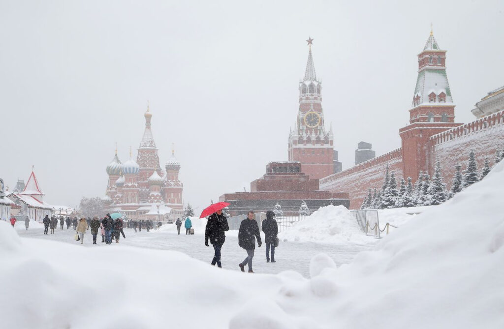 Moscova se confruntă cu un val mare de ninsori. Stratul de zăpadă a crescut cu aproximativ 10 centimetri într-o singură zi