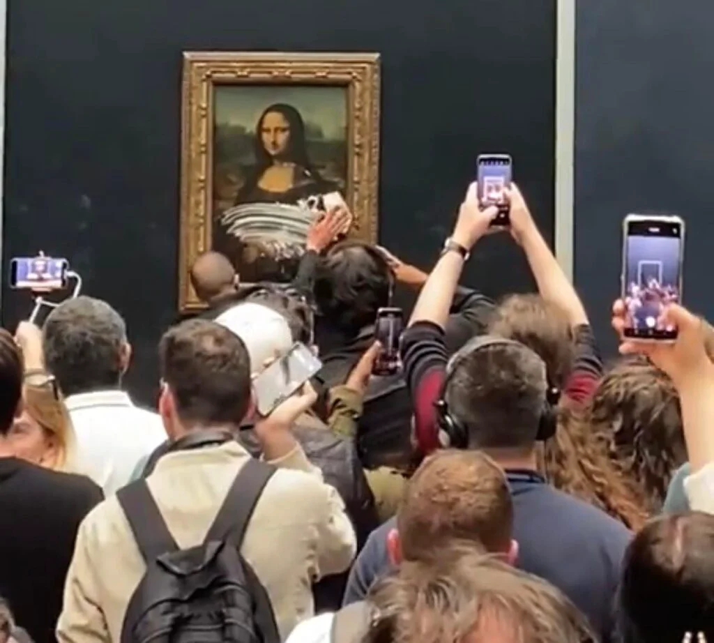 Un bărbat deghizat într-o bătrână a încercat să distrugă celebra pictură Mona Lisa. A aruncat cu prăjituri în ea în văzul tuturor. „Mi se pare ireal”