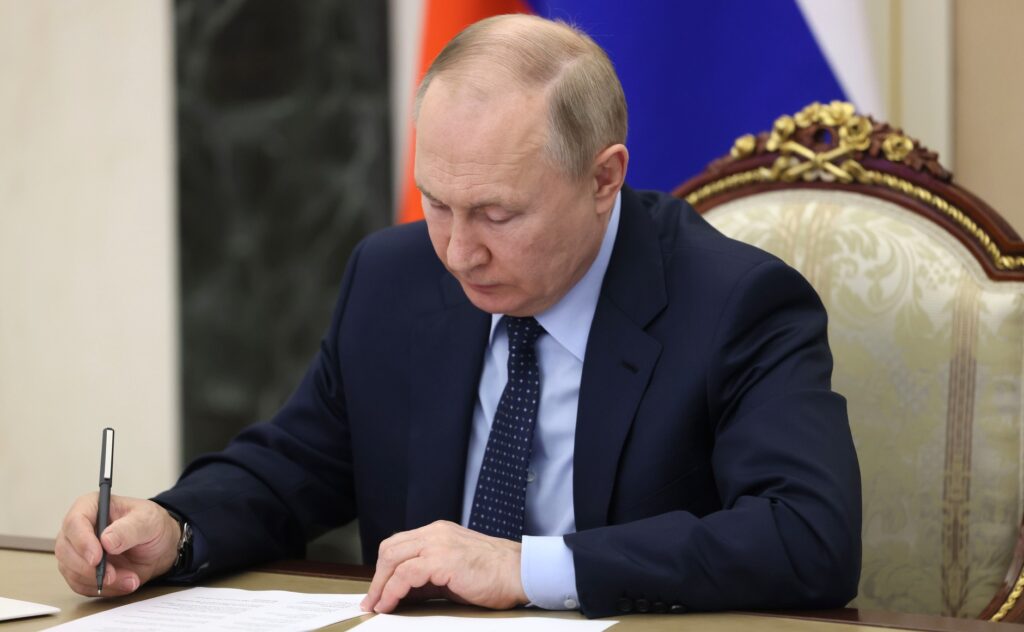 Cinci dintr-o lovitură. Vladimir Putin taie în carne vie. Schimbări pe bandă la Kremlin