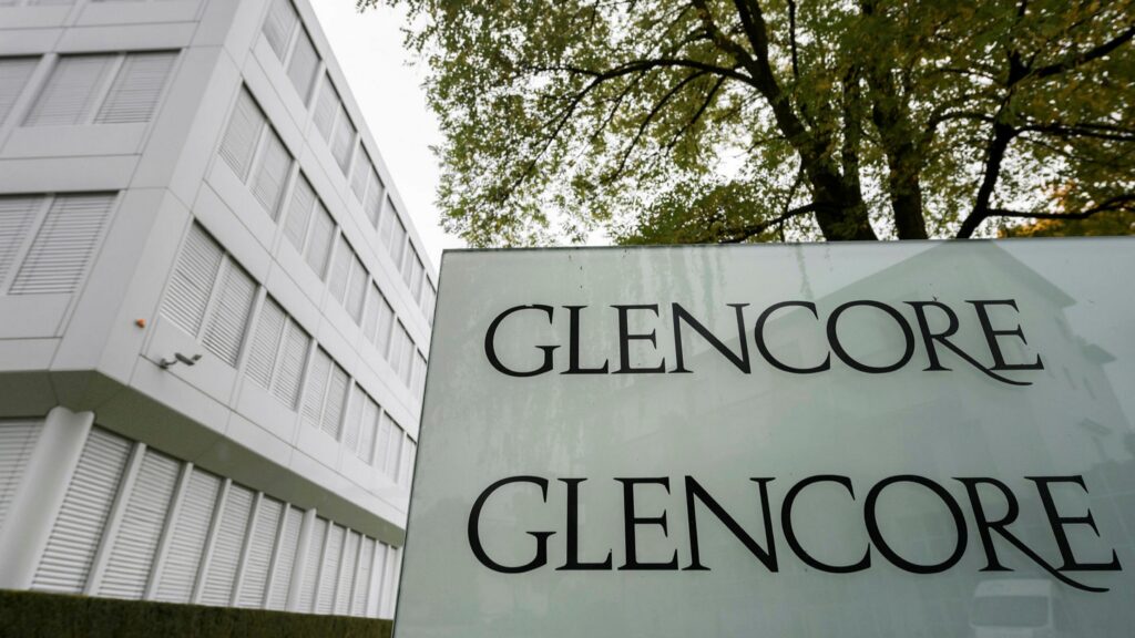 Scandalul de mită va costa Glencore 1,1 miliarde de dolari, în timp ce directorii miliardari evită vina momentan