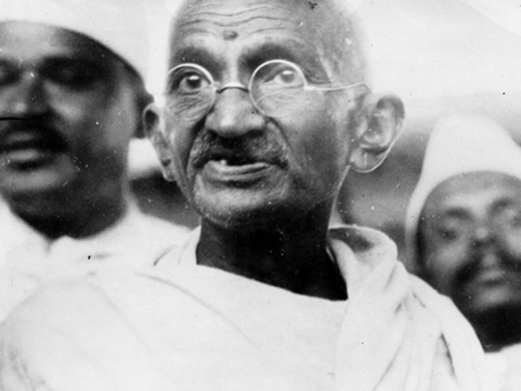 Ultima fotografie cu Mahatma Gandhi va fi scoasă la licitație alături de alte obiecte personale