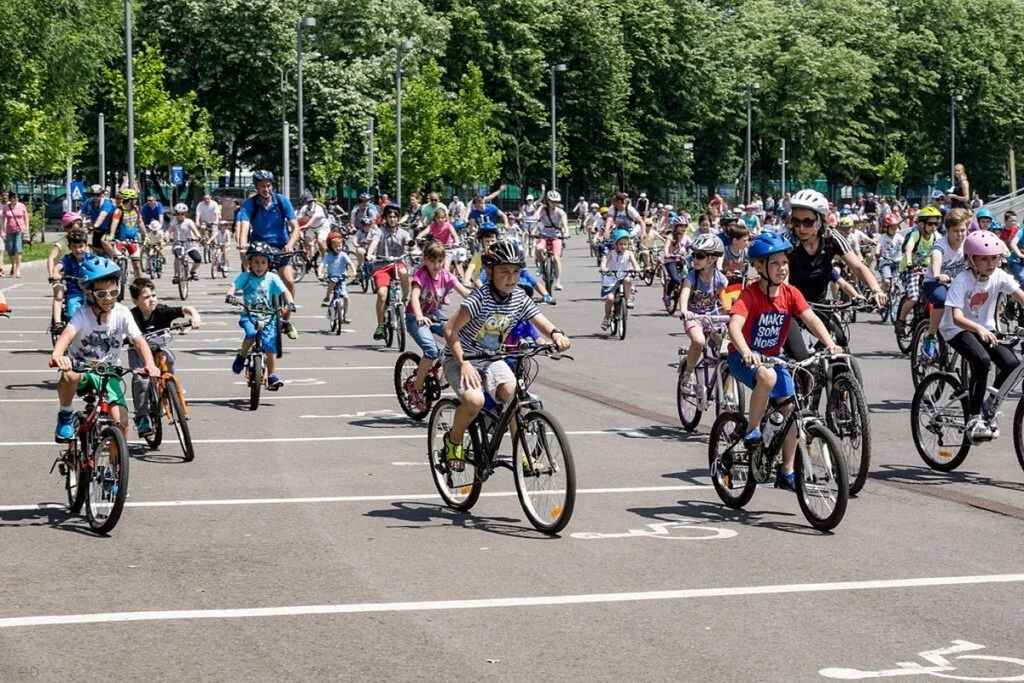 De ziua copilului participăm la Parada Micilor Bicicliști din București