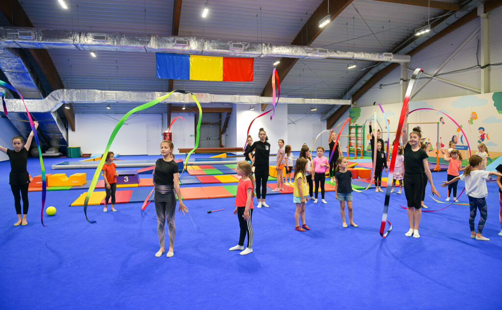 Schimb de experiență inedit: patinaj – gimnastică ritmică pentru copii, organizat de Fundația Țiriac și Fundația Olimpică Română în colaborare cu Federația Română de Gimnastică Ritmică