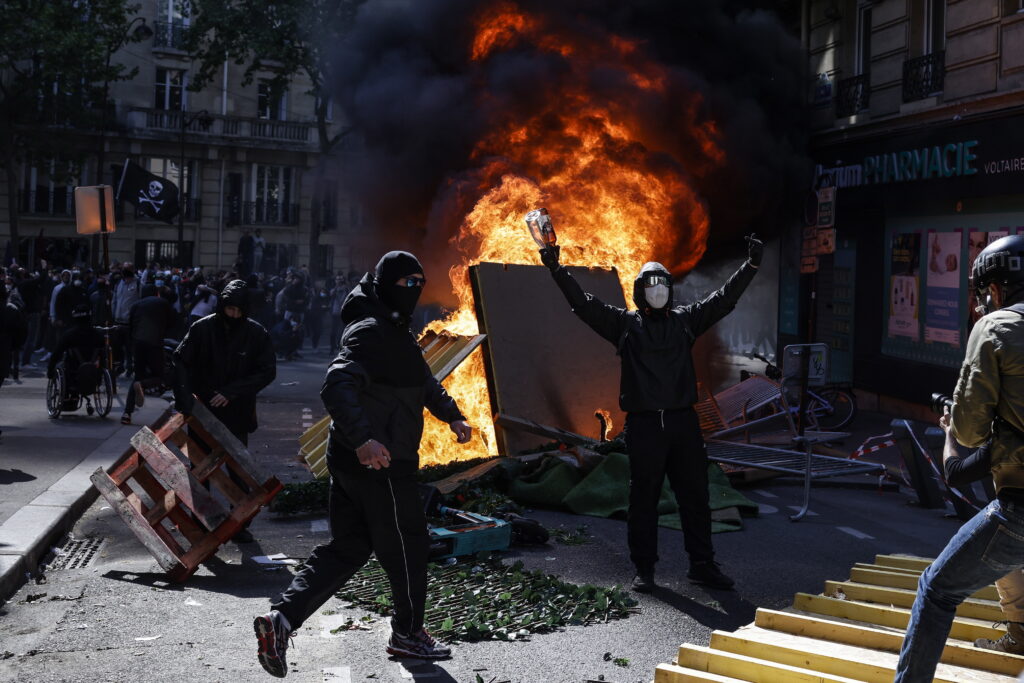 1 mai sângeros în Europa. Proteste și violențe în mari orașe, oamenii sunt extrem de furioși. VIDEO
