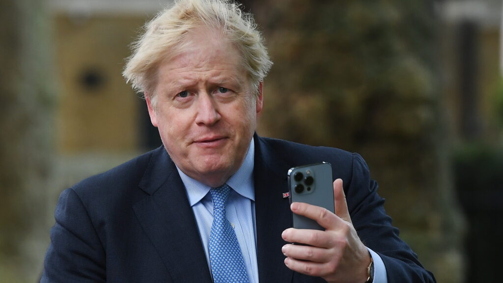 Boris Johnson s-a angajat la un tabloid. Fostul premier britanic promite dezvăluiri devastatoare