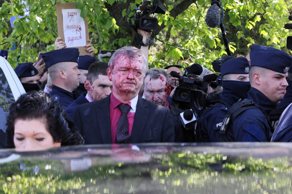 Proteste de amploare de Ziua Victoriei. Ambasadorul Rusiei la Varșovia, stropit cu vopsea roșie
