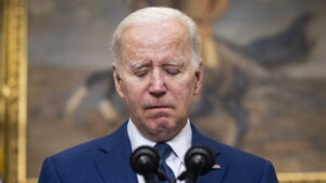 Joe Biden, pierdut în spațiu la o petrecere: Cine a spus că nu are ritm. Video