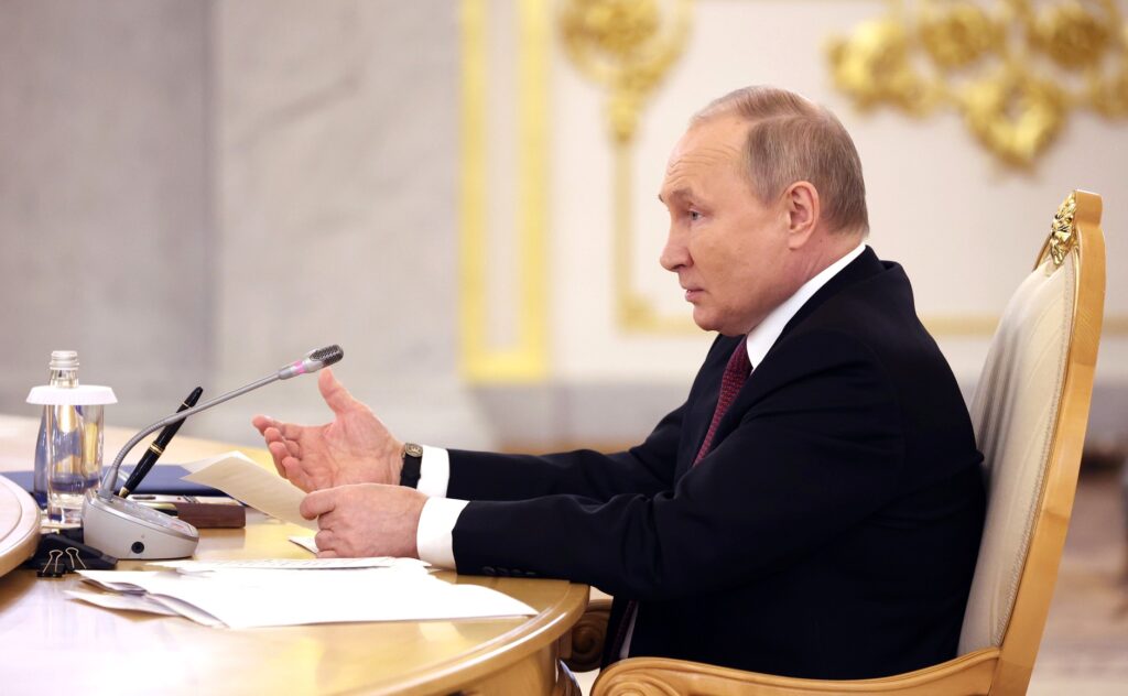 Un expert în limbajul corpului susține că strategia lui Vladimir Putin de a se prezenta bolnav este o mișcare inteligentă