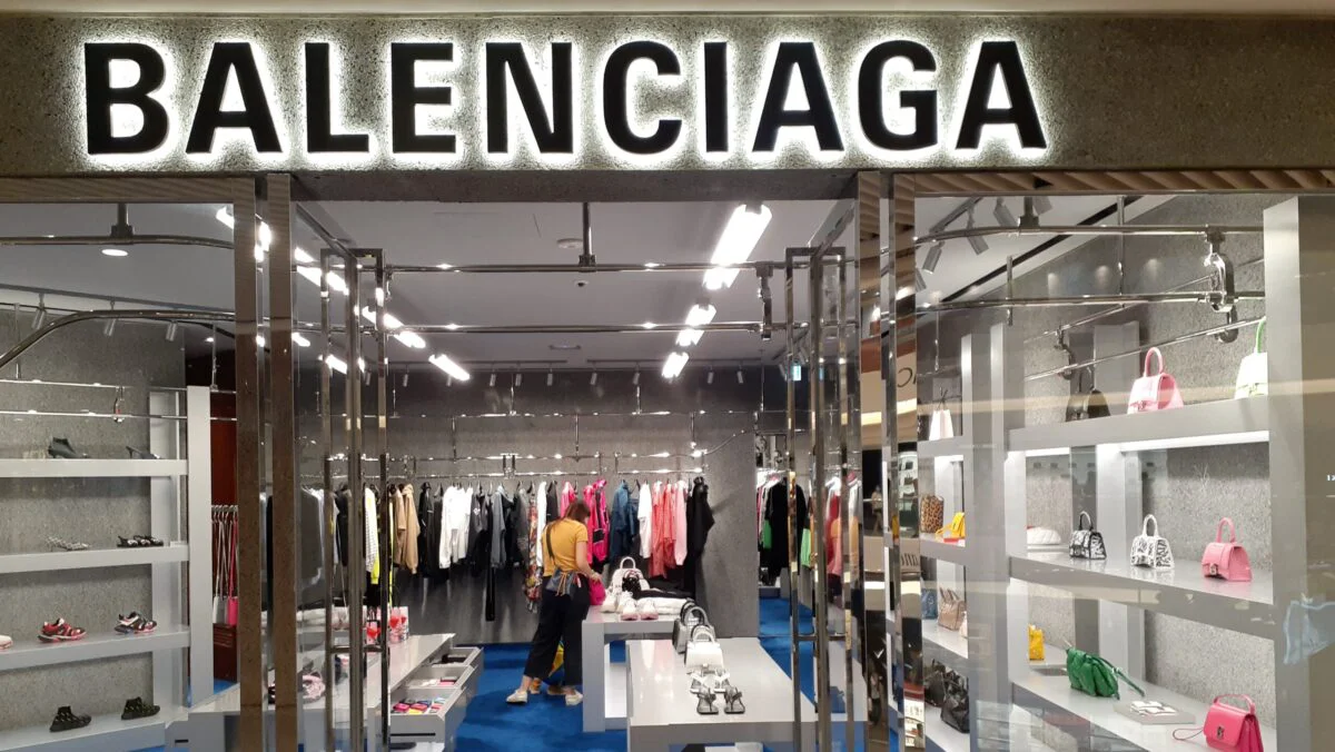 Balenciaga a lansat brățara cu bandă adezivă. Prețul a devenit viral: 4.400 de dolari. Foto