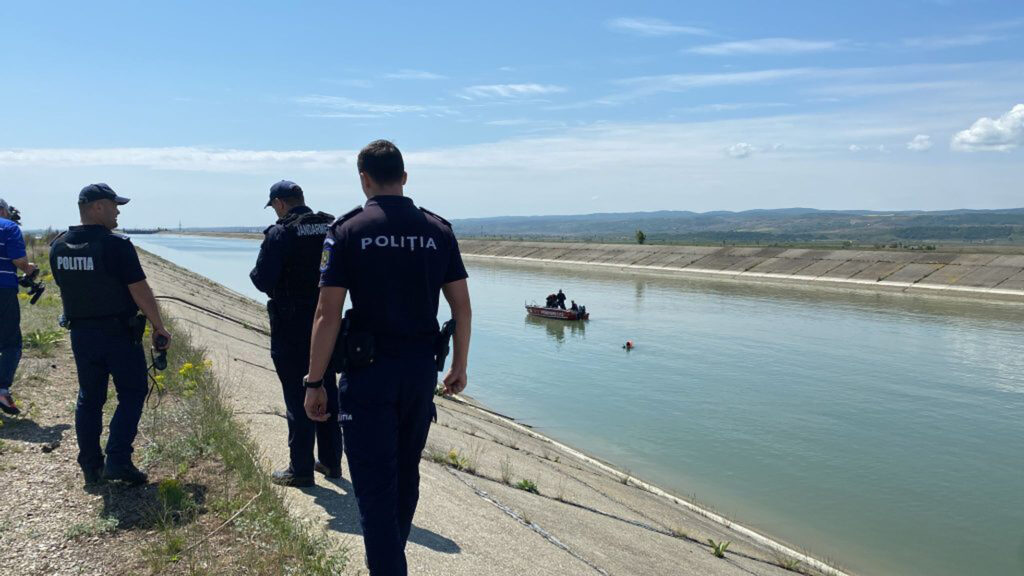 Tatăl care și-a aruncat copiii în Barajul Berești a fost găsit. Polițiștii și pompierii îl caută de trei zile
