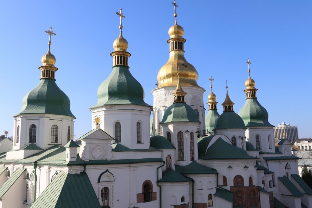 Război între biserici, în Ucraina. Un preot al Moscovei l-a atacat cu crucea pe un preot ucrainean, la o înmormântare