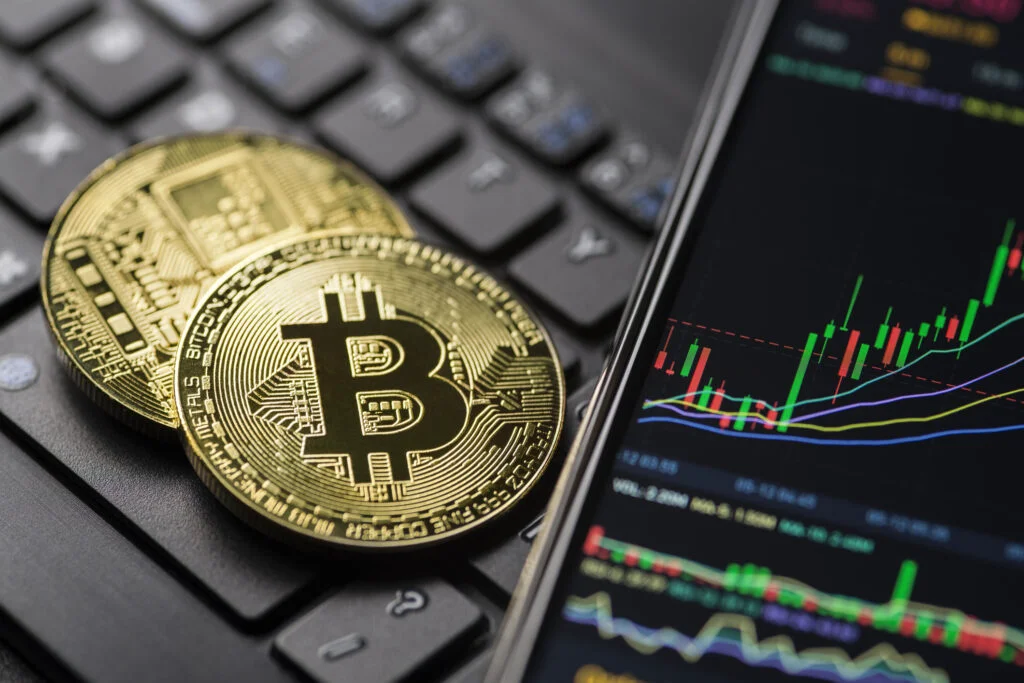 Declin pe piața cripto: Bitcoin se prăbușește, investitorii fug de activele riscante