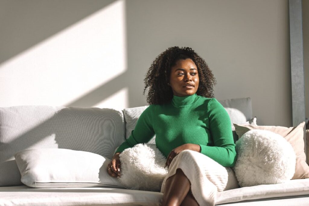 O tânără de culoare oferă sfaturi femeilor cum să câștige 3,5 milioane de dolari din investiții