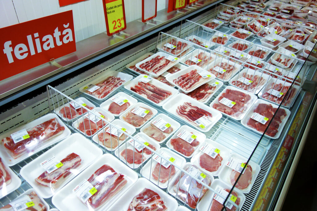 Alertă alimentară în România. Ce se afla, de fapt, în pungile cu carne dintr-un mare hipermarket