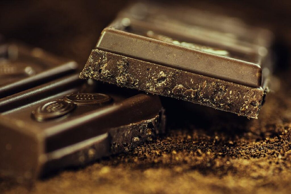 Cercetătorii au descoperit cum ciocolata îți protejează inima datorită scăderii tensiunii arteriale