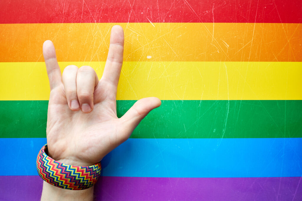 Majoritatea tinerilor LGBT+ din București au probleme în familie. Studiul care dezvăluie situația dificilă prin care trec aceștia