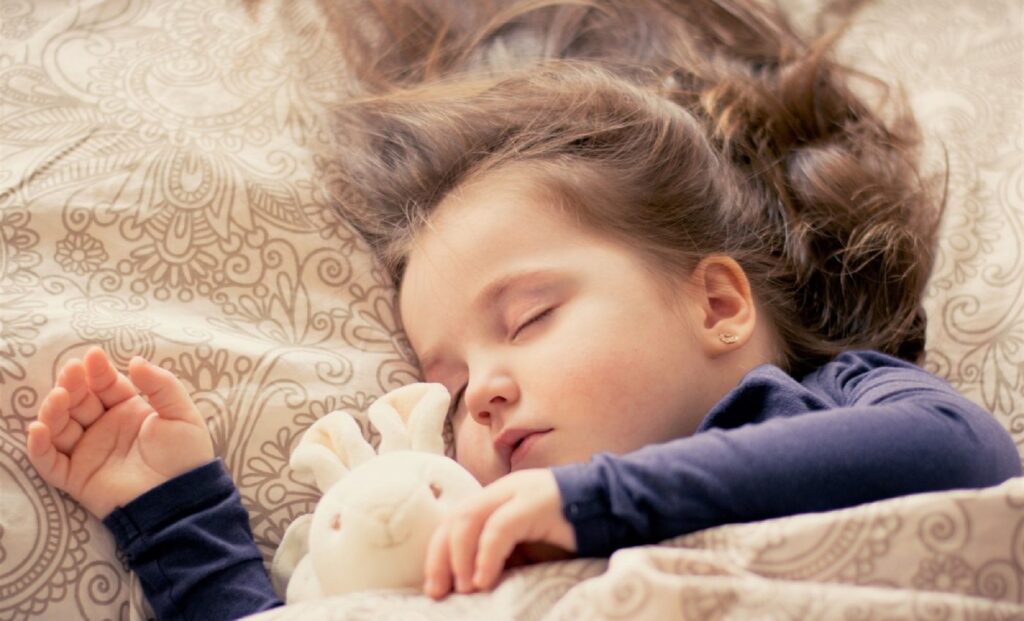 De câte ore de somn are nevoie un copil în fucție de vârstă. Descoperirea cercetătorilor