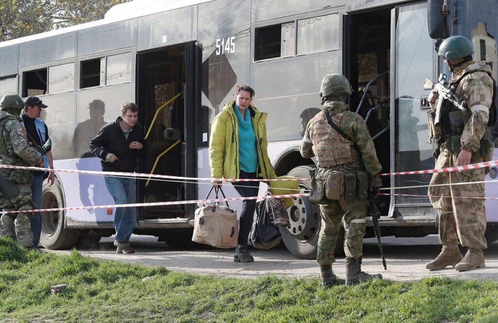 Evacuarea civililor din Mariupol. Rușii au tras cu arme antitanc la uzina Azovstal. Bilanțul victimelor: 1 mort și 6 răniți