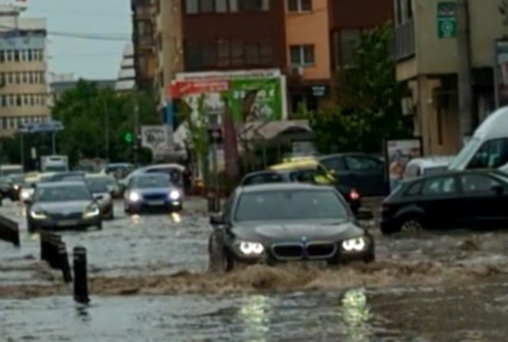 S-a emis cod portocaliu de ploi torențiale pentru București. Mesaj RO-Alert. Furtuna a făcut ravagii în Capitală. Străzi inundate și acoperișuri smulse. VIDEO